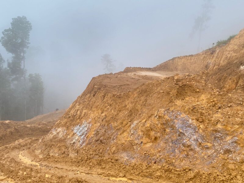 Lokasi bekas tambang di Kilo 12 Desa Tobayagan, Bolsel, yang diselimuti kabut—tidak ditemukan aktivitas PETI saat investigasi wartawan BMR, Jumat (13/6/2025)./Dok.kanniadvokasi.id