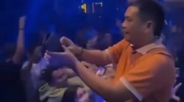 Kepala Desa Karangsari, Casmari, terekam menyawer di sebuah kelab malam, memicu sorotan publik dan instruksi pemeriksaan dari Gubernur Jawa Barat. (Tangkapan layar)./Dok.kanniadvokasi.id