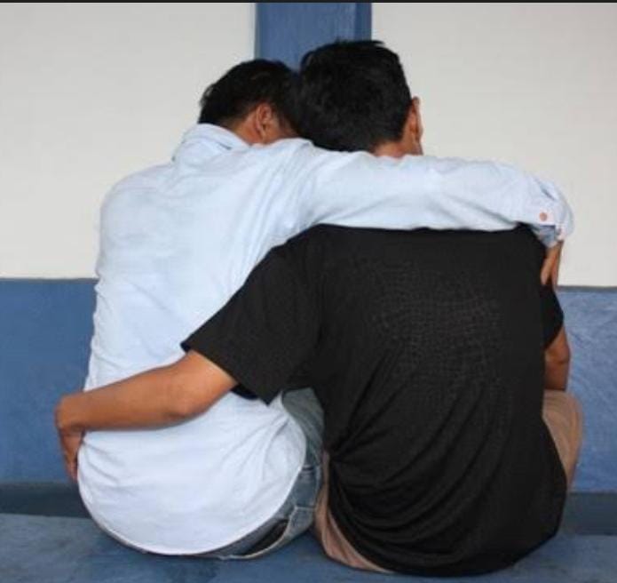 Ilustrasi dua pria dalam kasus dugaan pesta seks sesama jenis di vila kawasan Puncak, Bogor./Dok.kanniadvokasi.id