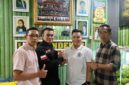 Ketua KANNI Kabupaten Bogor Haidy Arsyad (kedua dari kiri) berjabat tangan dengan Ketua YLBH Pendekar Hendra Sudrajat (kedua dari kanan) usai membahas rencana gugatan sengketa informasi publik terkait dugaan penyalahgunaan APBDes, di kantor YLBH Pendekar, Cigombong.