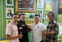 Ketua KANNI Kabupaten Bogor Haidy Arsyad (kedua dari kiri) berjabat tangan dengan Ketua YLBH Pendekar Hendra Sudrajat (kedua dari kanan) usai membahas rencana gugatan sengketa informasi publik terkait dugaan penyalahgunaan APBDes, di kantor YLBH Pendekar, Cigombong.