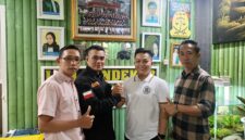 Ketua KANNI Kabupaten Bogor Haidy Arsyad (kedua dari kiri) berjabat tangan dengan Ketua YLBH Pendekar Hendra Sudrajat (kedua dari kanan) usai membahas rencana gugatan sengketa informasi publik terkait dugaan penyalahgunaan APBDes, di kantor YLBH Pendekar, Cigombong.