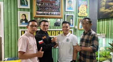 Ketua KANNI Kabupaten Bogor Haidy Arsyad (kedua dari kiri) berjabat tangan dengan Ketua YLBH Pendekar Hendra Sudrajat (kedua dari kanan) usai membahas rencana gugatan sengketa informasi publik terkait dugaan penyalahgunaan APBDes, di kantor YLBH Pendekar, Cigombong.
