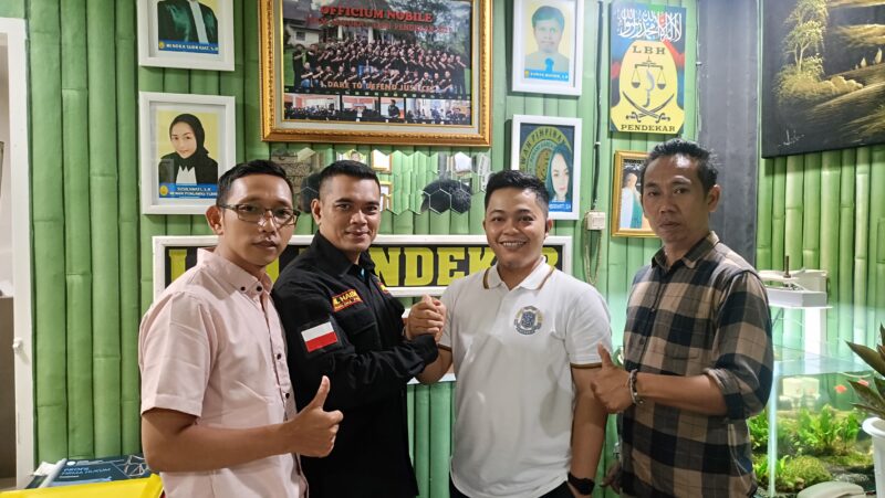 Ketua KANNI Kabupaten Bogor Haidy Arsyad (kedua dari kiri) berjabat tangan dengan Ketua YLBH Pendekar Hendra Sudrajat (kedua dari kanan) usai membahas rencana gugatan sengketa informasi publik terkait dugaan penyalahgunaan APBDes, di kantor YLBH Pendekar, Cigombong.