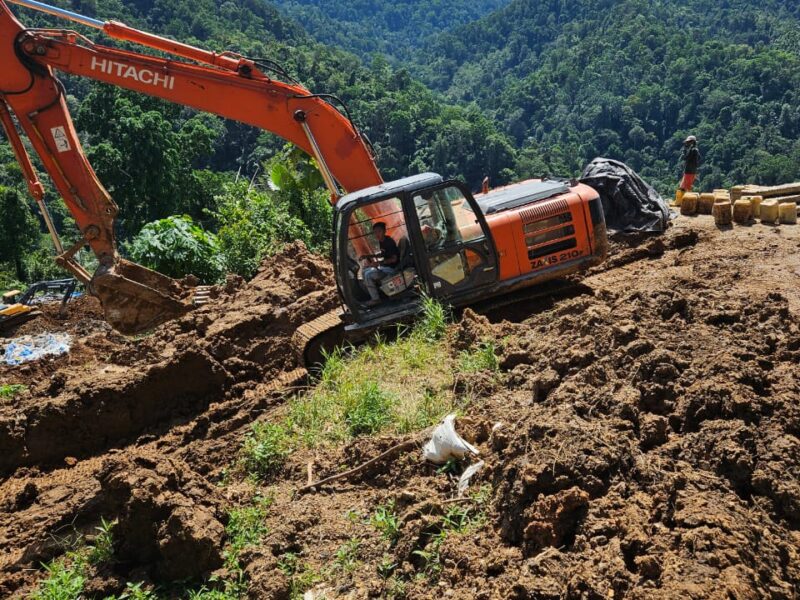 Alat berat diduga digunakan dalam aktivitas penyerobotan lahan milik Jemi Mamentu di kawasan Ratatotok Selatan, Minahasa Tenggara. Aktivis mendesak Polres Mitra segera menindaklanjuti laporan warga./dok.kanniadvokasi.id