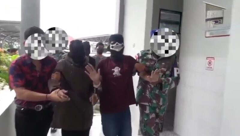 Petugas gabungan mengamankan tiga kurir sabu asal Jawa Timur di Dermaga Belacan, Asahan, usai menyelundupkan 4,5 kg sabu dari Malaysia, Kamis (5/6/2025)./Dok.Ist

