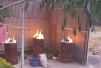Tiga drum berisi material terbakar mengeluarkan api di sebuah bangunan berdinding seng, diduga digunakan untuk pembakaran bahan kimia dalam aktivitas pengolahan emas ilegal di Kelurahan Kotabangun, Kotamobagu Timur. (Foto: Dok. Warga)