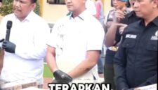 Polisi memamerkan barang bukti ratusan dus susu Indomilk yang diduga dimanipulasi tanggal kedaluwarsanya dalam konferensi pers di Polresta Bogor Kota, Senin (16/6/2025).