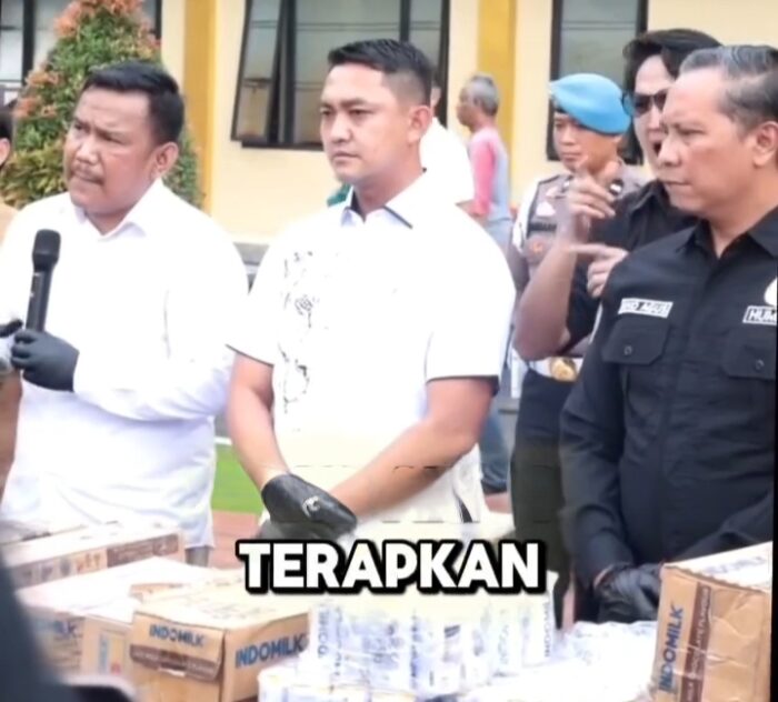 Polisi memamerkan barang bukti ratusan dus susu Indomilk yang diduga dimanipulasi tanggal kedaluwarsanya dalam konferensi pers di Polresta Bogor Kota, Senin (16/6/2025).