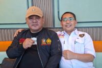 Chandra, Kepala Perwakilan Sulawesi Utara kanniadvokasi.id, bersama Ketua Umum KANNI usai diskusi penguatan advokasi hukum dan isu pertambangan rakyat.
