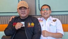 Chandra, Kepala Perwakilan Sulawesi Utara kanniadvokasi.id, bersama Ketua Umum KANNI usai diskusi penguatan advokasi hukum dan isu pertambangan rakyat.