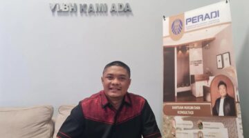 Andi Tatang Supriyadi, kuasa hukum dalam sengketa tanah di Depok, saat memberikan keterangan di Kantor Hukum ATS & YLBH Kami Ada, Kamis (27/6/2025).