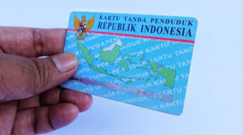 Seorang warga menunjukkan Kartu Tanda Penduduk elektronik (e-KTP) dengan latar belakang biru, yang menandakan pemiliknya lahir di tahun genap sesuai kebijakan Ditjen Dukcapil./Dok.Ist