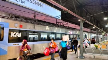 Penumpang membawa barang bawaan di Stasiun Pasar Senen, Jakarta. PT KAI mengingatkan batas maksimal bagasi gratis adalah 20 kg dan 4 koli, selebihnya dikenakan biaya tambahan sesuai kelas layanan./Dok.Ist