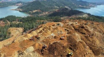 Alat berat beroperasi di kawasan tambang nikel di Pulau Gag, Raja Ampat, Papua Barat Daya. Aktivitas ini menuai sorotan karena diduga mencemari lingkungan dan melanggar aturan perlindungan pulau kecil./Dok.kanniadvokasi.id