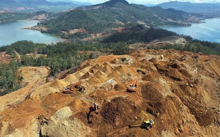 Alat berat beroperasi di kawasan tambang nikel di Pulau Gag, Raja Ampat, Papua Barat Daya. Aktivitas ini menuai sorotan karena diduga mencemari lingkungan dan melanggar aturan perlindungan pulau kecil./Dok.kanniadvokasi.id