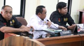 Tiga perwakilan KANNI Provinsi Banten saat menyampaikan klarifikasi dalam persidangan Komisi Informasi Provinsi Banten, terkait tuduhan tak berdasar dari salah satu kepala desa di Lebak, Selasa (1/7/2025).