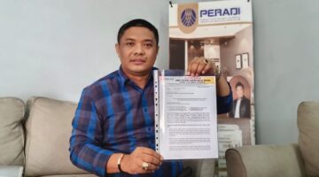 Pengacara Andi Tatang Supriyadi menunjukkan surat laporan dugaan keterlibatan oknum BPN Kota Depok dalam sengketa pertanahan, Selasa (1/7/2025).