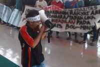 Seorang aktivis menyuarakan aspirasi petani dalam aksi demonstrasi menuntut keadilan atas konflik lahan perkebunan di Bolmong, Sulawesi Utara.