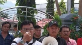 Aktivis Sulut, Irawan Damopolii, saat menyuarakan desakan penindakan terhadap tambang emas ilegal di Ratatotok.
