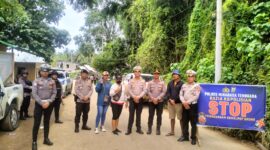 Polsek Ratatotok bersama Polres Minahasa Tenggara dan Pemerintah Desa Ratatotok Timur saat menggelar razia gabungan knalpot brong dan sajam ilegal, Kamis (3/7/2025).