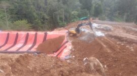 Alat berat mengeruk material emas di lokasi tambang ilegal milik Dede di Ratatotok, Minahasa Tenggara, tanpa izin resmi.