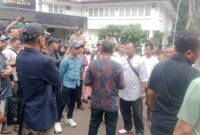 Warga penggarap lahan Taman Sari berdialog dengan perwakilan Pemkab Bogor saat menggelar aksi unjuk rasa di depan Kantor Bupati Bogor, Jumat (11/7/2025).