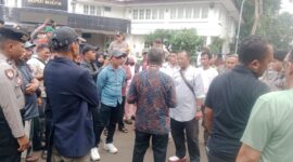 Warga penggarap lahan Taman Sari berdialog dengan perwakilan Pemkab Bogor saat menggelar aksi unjuk rasa di depan Kantor Bupati Bogor, Jumat (11/7/2025).