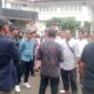 Warga penggarap lahan Taman Sari berdialog dengan perwakilan Pemkab Bogor saat menggelar aksi unjuk rasa di depan Kantor Bupati Bogor, Jumat (11/7/2025).