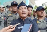 Camat Tamansari Yudi memberikan keterangan pers usai menemui massa aksi warga tiga desa yang menuntut penghentian aktivitas PT PMC, Kamis (10/7/2025).

