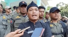 Camat Tamansari Yudi memberikan keterangan pers usai menemui massa aksi warga tiga desa yang menuntut penghentian aktivitas PT PMC, Kamis (10/7/2025).
