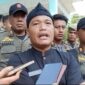 Camat Tamansari Yudi memberikan keterangan pers usai menemui massa aksi warga tiga desa yang menuntut penghentian aktivitas PT PMC, Kamis (10/7/2025).
