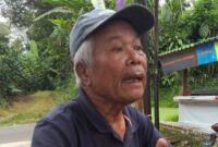Purba, petani penggarap lahan eks PTP-11 di Desa Sukaluyu, Tamansari, Bogor, menyampaikan keluh kesahnya atas ancaman penggusuran oleh PT PMC, Kamis (10/7/2025).
