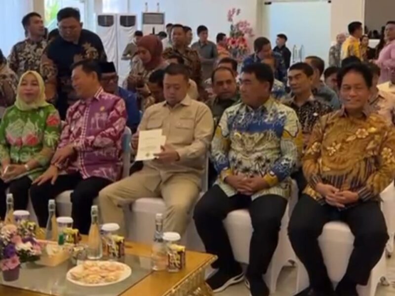 Menteri ATR/BPN Nusron Wahid bersama Gubernur Sulut Yulius Selvanus Komaling dan jajaran kepala daerah hadiri Rakor Pertanahan dan Tata Ruang se-Sulut di Wisma Negara, Manado, Kamis (17/7/2025).