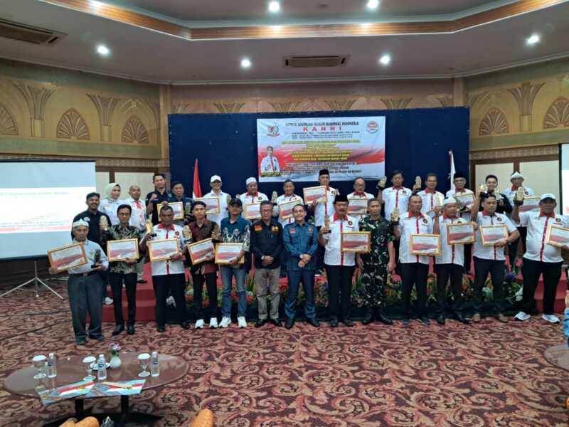 Foto Bersama Penerima KANNI Informatif Award 2025
Para kepala desa se-Jawa Barat berfoto bersama usai menerima penghargaan Desa Informatif 2025 dalam Workshop UU Keterbukaan Informasi Publik di Hotel Horison Ultima Bandung, 1 Agustus 2025.