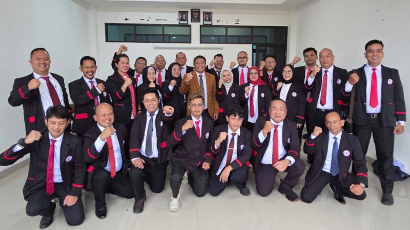 Mahasiswa Sekolah Tinggi Ilmu Hukum dan Politik (STIHP) Pelopor Bangsa Depok berpose bersama seusai Sidang Skripsi dan Karya Tulis Akhir, Rabu (22/8/2025).