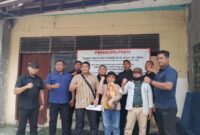 Eksekusi lahan ahli waris Atum bin Misin di Jagakarsa, Jaksel, resmi dilakukan PN Jakarta Selatan. Kuasa hukum Andi Tatang Supriyadi bersama ahli waris berpose usai pengosongan lahan berjalan kondusif, Kamis (28/8/2025).
