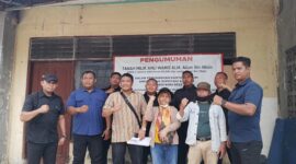 Eksekusi lahan ahli waris Atum bin Misin di Jagakarsa, Jaksel, resmi dilakukan PN Jakarta Selatan. Kuasa hukum Andi Tatang Supriyadi bersama ahli waris berpose usai pengosongan lahan berjalan kondusif, Kamis (28/8/2025).
