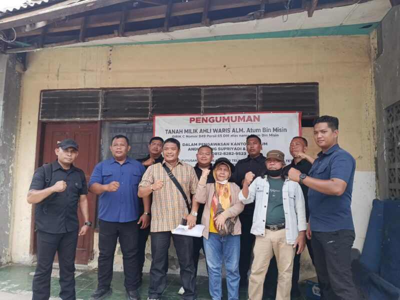 Eksekusi lahan ahli waris Atum bin Misin di Jagakarsa, Jaksel, resmi dilakukan PN Jakarta Selatan. Kuasa hukum Andi Tatang Supriyadi bersama ahli waris berpose usai pengosongan lahan berjalan kondusif, Kamis (28/8/2025).
