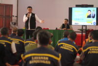 Direktur LBH Hidayatullah Pusat, Dudung Amadung Abdullah, memberikan penyuluhan hukum kepada warga binaan Lapas Kembangkuning Nusakambangan, Sabtu (23/8/2025).