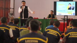 Direktur LBH Hidayatullah Pusat, Dudung Amadung Abdullah, memberikan penyuluhan hukum kepada warga binaan Lapas Kembangkuning Nusakambangan, Sabtu (23/8/2025).