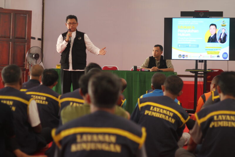Direktur LBH Hidayatullah Pusat, Dudung Amadung Abdullah, memberikan penyuluhan hukum kepada warga binaan Lapas Kembangkuning Nusakambangan, Sabtu (23/8/2025).
