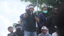 Massa Majelis Penambang Rakyat Indonesia (MPRI) menggelar aksi dan menyuarakan tuntutan agar aktivitas tambang rakyat di Ratatotok tetap dilindungi, Sulawesi Utara.
