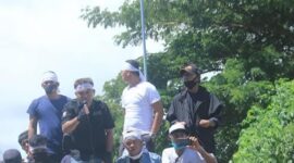 Massa Majelis Penambang Rakyat Indonesia (MPRI) saat berorasi menuntut tambang Ratatotok di Minahasa Tenggara tetap beroperasi, Kamis (4/9/2025).