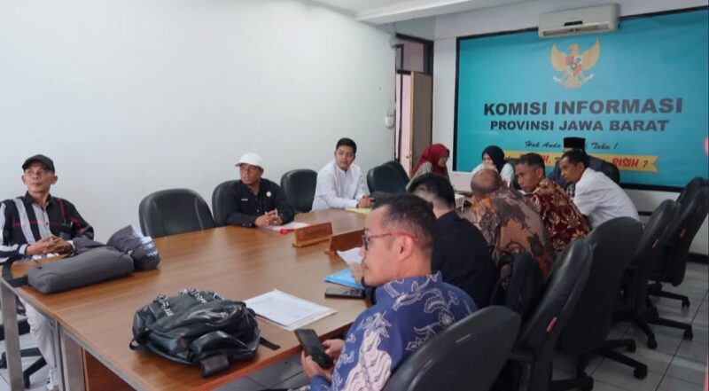 Sidang mediasi sengketa informasi publik antara Pemdes Tapos 1 dan Pemohon di Komisi Informasi Provinsi Jawa Barat, Bandung.

