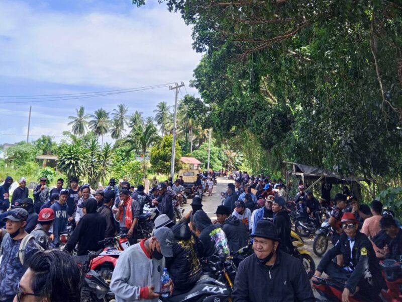 Ribuan penambang Ratatotok turun ke jalan menolak penutupan tambang yang selama puluhan tahun menjadi sumber hidup mereka./Dok.C1