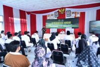 Kasi Penerangan Hukum Kejati Jabar, Nur Sricahyawijaya, S.H., M.H., memberikan penyuluhan hukum kepada para kepala desa dan perangkat desa se-Kecamatan Padalarang dalam kegiatan Penerangan Hukum bertema “Kenali Hukum, Jauhi Hukuman” di Kantor Camat Padalarang, Kabupaten Bandung Barat.