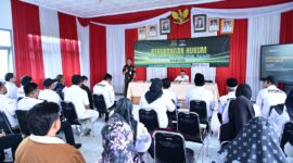 Kasi Penerangan Hukum Kejati Jabar, Nur Sricahyawijaya, S.H., M.H., memberikan penyuluhan hukum kepada para kepala desa dan perangkat desa se-Kecamatan Padalarang dalam kegiatan Penerangan Hukum bertema “Kenali Hukum, Jauhi Hukuman” di Kantor Camat Padalarang, Kabupaten Bandung Barat.
