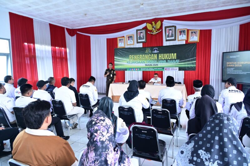 Kasi Penerangan Hukum Kejati Jabar, Nur Sricahyawijaya, S.H., M.H., memberikan penyuluhan hukum kepada para kepala desa dan perangkat desa se-Kecamatan Padalarang dalam kegiatan Penerangan Hukum bertema “Kenali Hukum, Jauhi Hukuman” di Kantor Camat Padalarang, Kabupaten Bandung Barat.