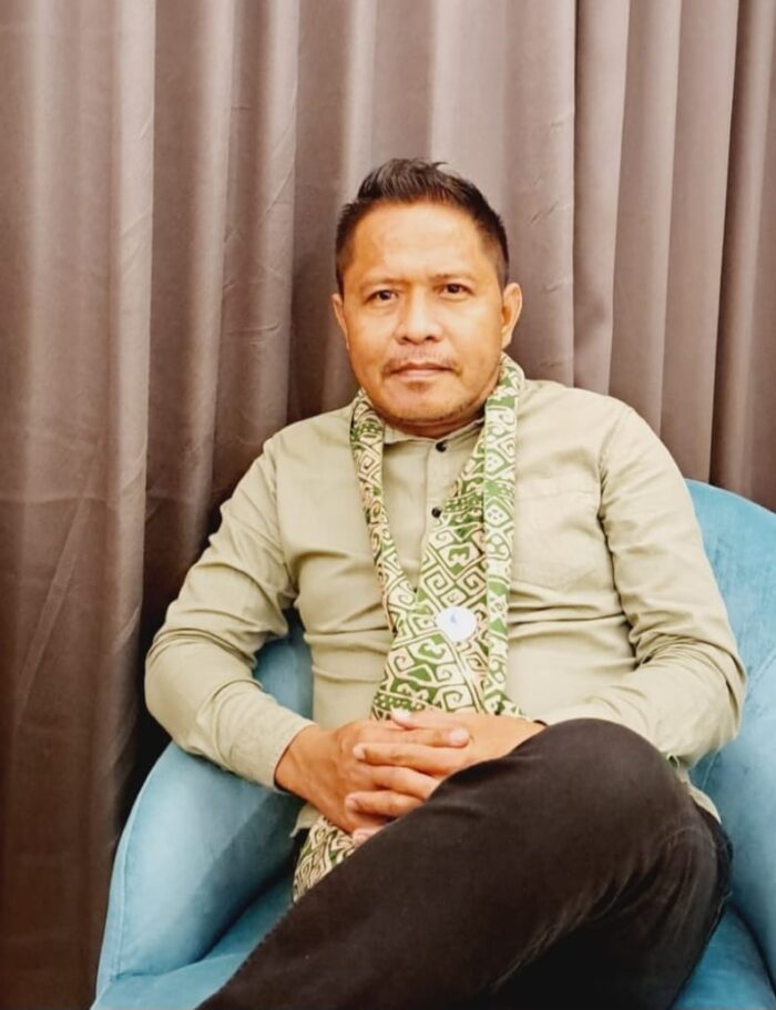 Ketua LSM Insan Totabuan, Sehan Ambaru, S.H., saat menyampaikan desakan agar Polres Kotamobagu menindak tegas kasus kekerasan terhadap perempuan.